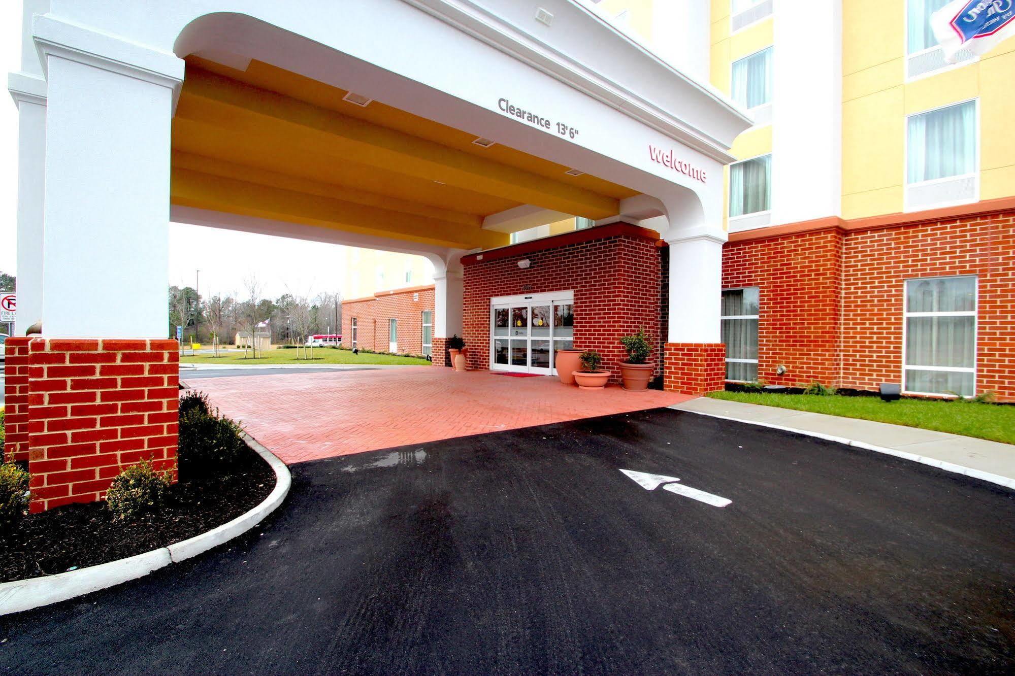 Hampton Inn- Suffolk Bagian luar foto